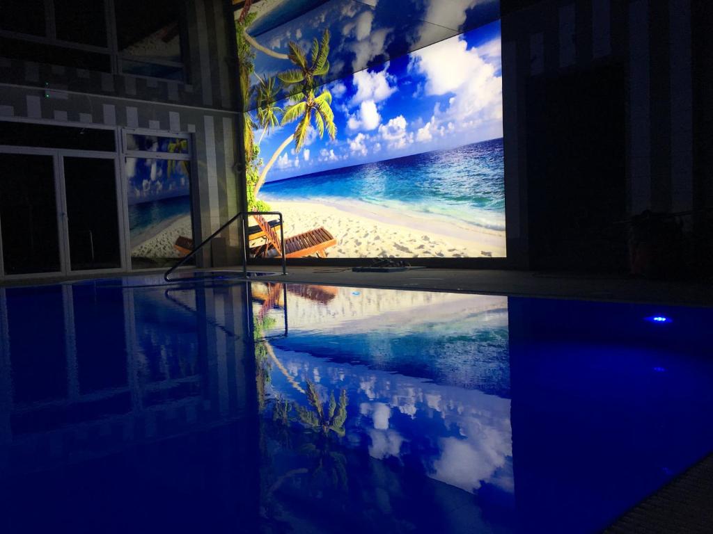 ekran telewizyjny ze zdjęciem plaży w obiekcie Azul w Grzybowie