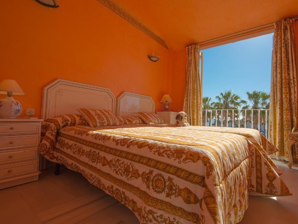 sypialnia z łóżkiem i dużym oknem w obiekcie Puerto Marina Beach & Golf w mieście Benalmádena