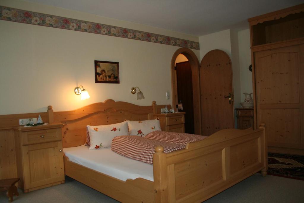 sypialnia z drewnianym łóżkiem z drewnianym zagłówkiem w obiekcie Apartment Gredler Maria w Mayrhofen
