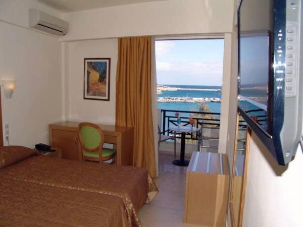 Habitación de hotel con cama y vistas al océano en Itanos en Sitia