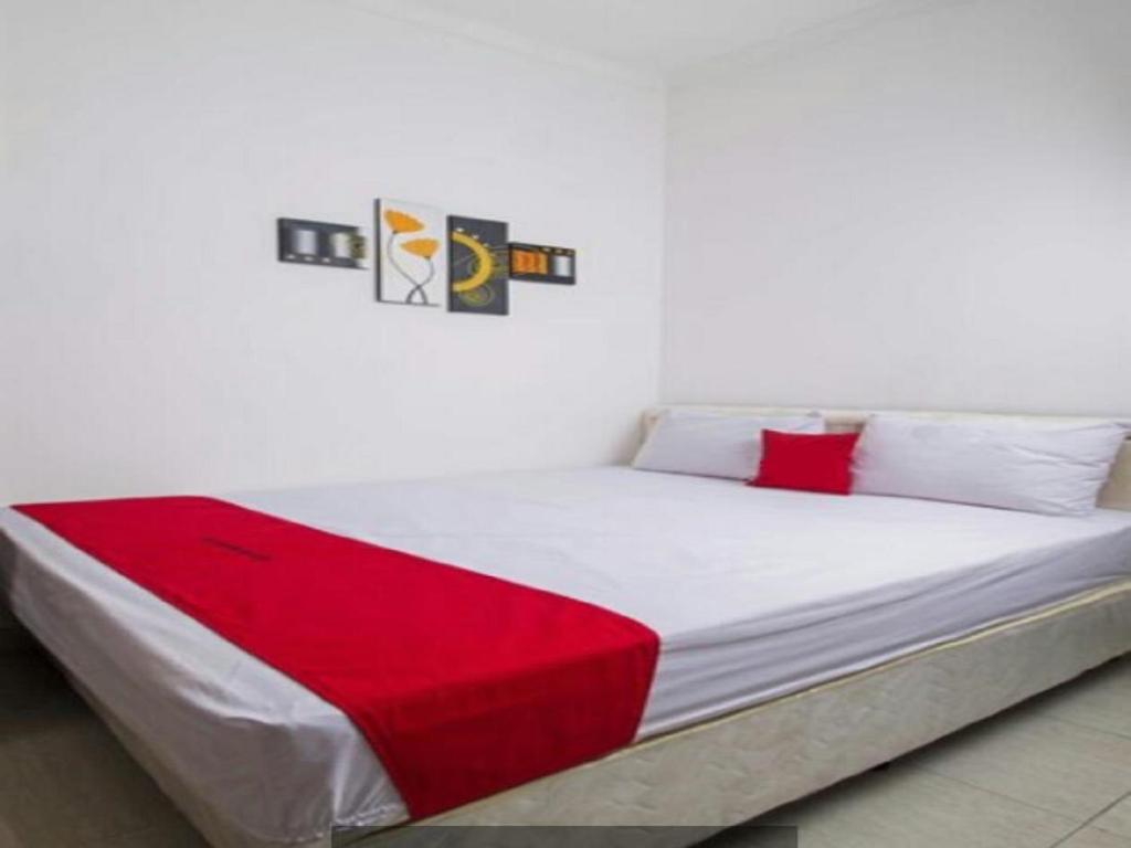 Postel nebo postele na pokoji v ubytování Cozy Residence Muwardi