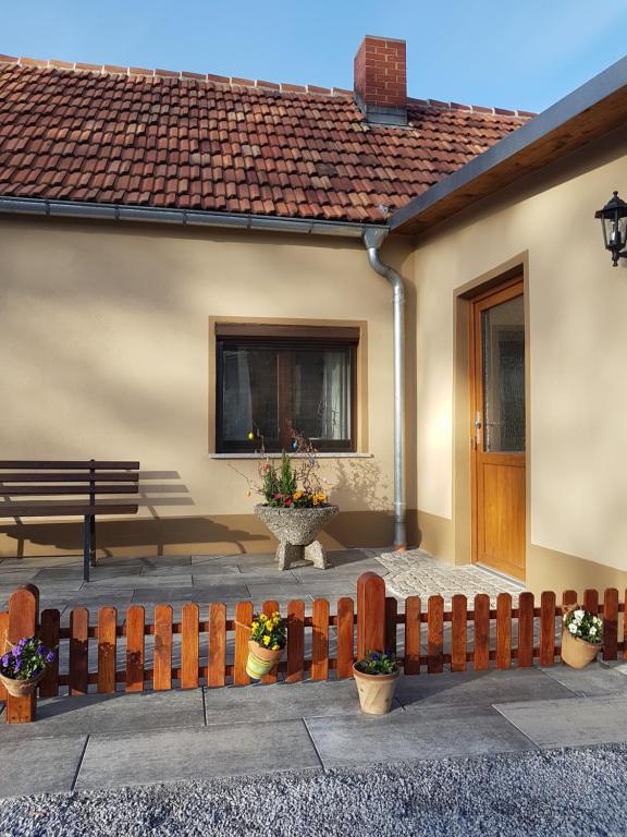 a fence in front of a building with flowers at Haus Lisbeth in Malschwitz