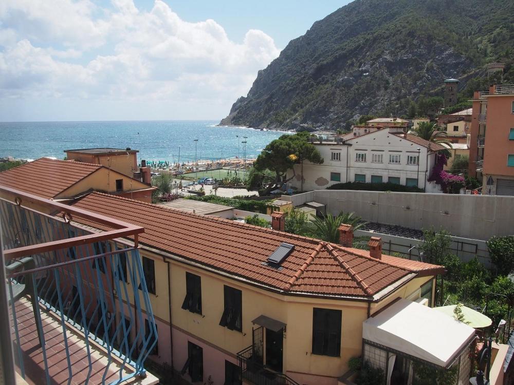- Vistas a una ciudad con casas y al océano en Endro's Rooms en Monterosso al Mare