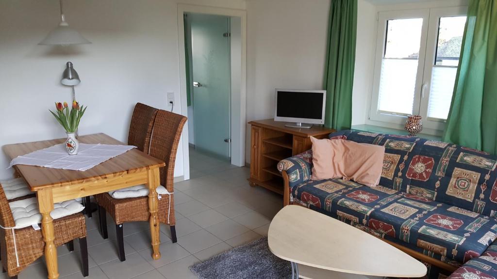 ein Wohnzimmer mit einem Sofa und einem Tisch in der Unterkunft Ferienwohnung Alwind 5 in Lindau