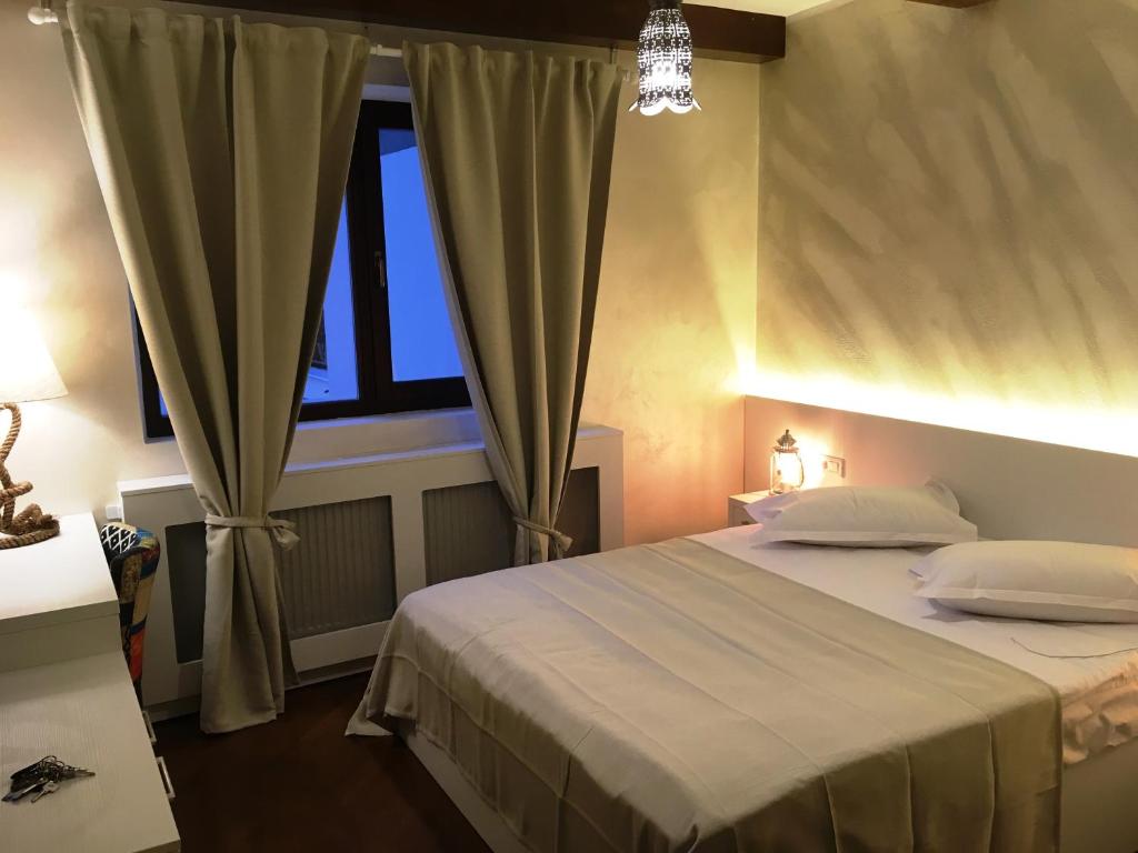 um quarto com uma cama grande e uma janela em Sinaia view em Sinaia
