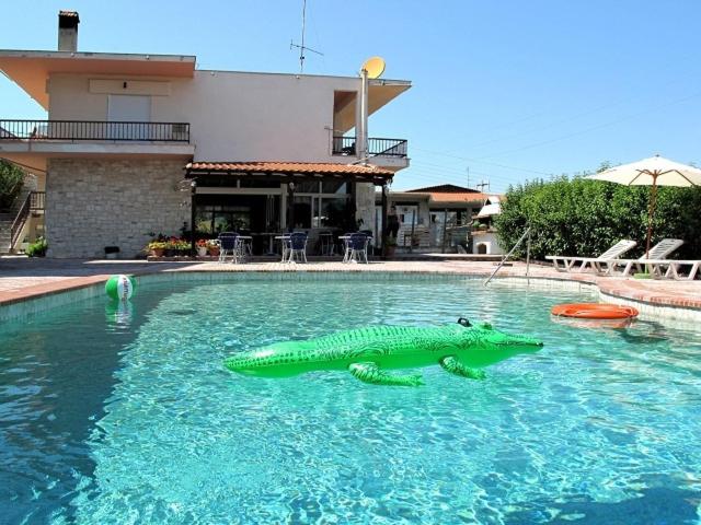 Bazén v ubytování Skentos Hotel nebo v jeho okolí