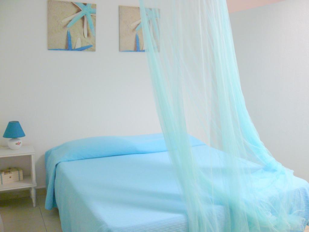 オルビアにあるbluのベッドルーム(蚊帳付きの青いベッド1台付)