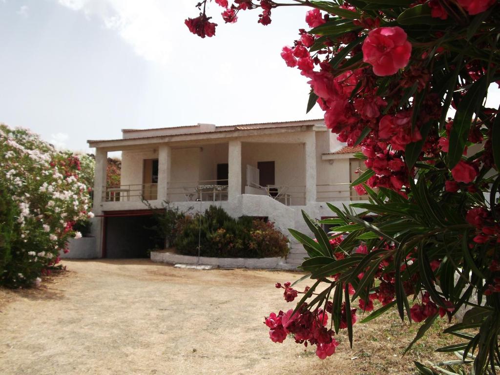 ヴァッレドーリアにあるVilla Monte Assariのピンクの花の家