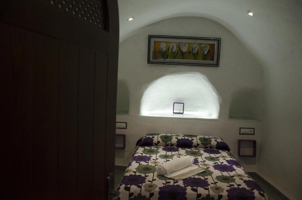 Postel nebo postele na pokoji v ubytování Casas Cuevas El Mirador con piscina y barbacoa