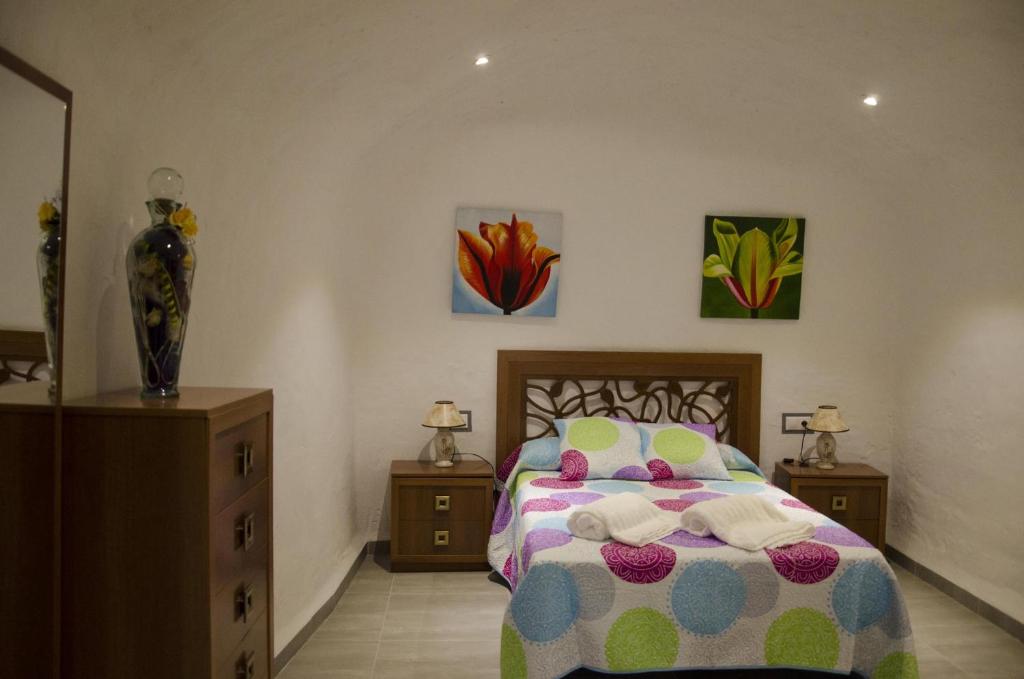 Postel nebo postele na pokoji v ubytování Casas Cuevas El Mirador con piscina y barbacoa
