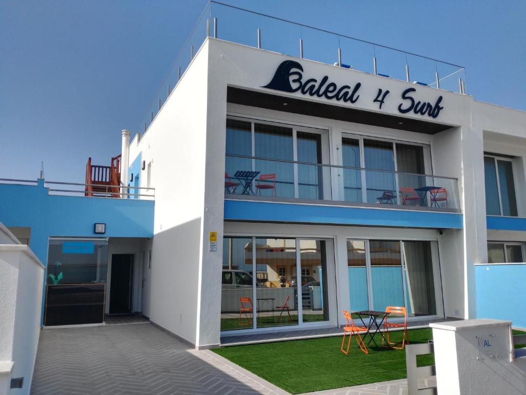 バレアルにあるBaleal 4 Surfの看板が貼られた白い建物