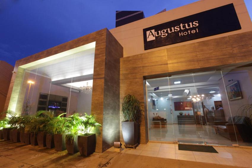 een australias hotel met planten ervoor bij Augustu's Hotel in Altamira