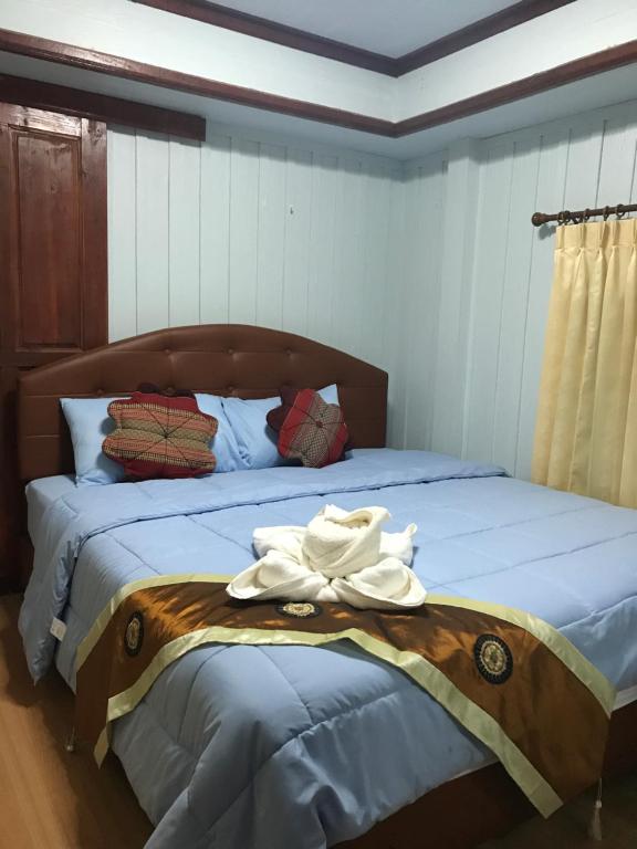 Postel nebo postele na pokoji v ubytování บ้านเรือนไท มวกเหล็ก Ban Ruenthai MuakLek