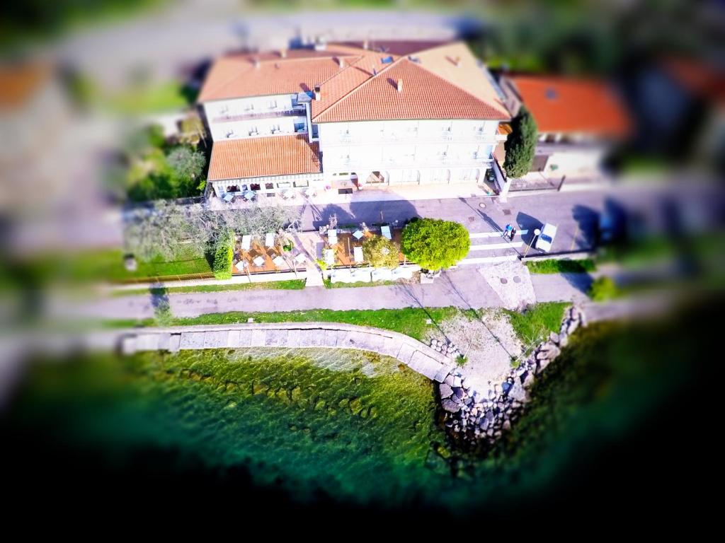 Letecký snímek ubytování Piccolo Hotel Direkt am See