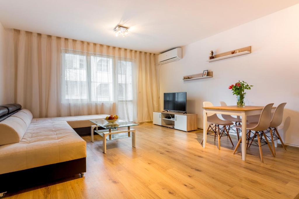 un salon avec un canapé et une table dans l'établissement Ibar Apartment & Garage, à Plovdiv