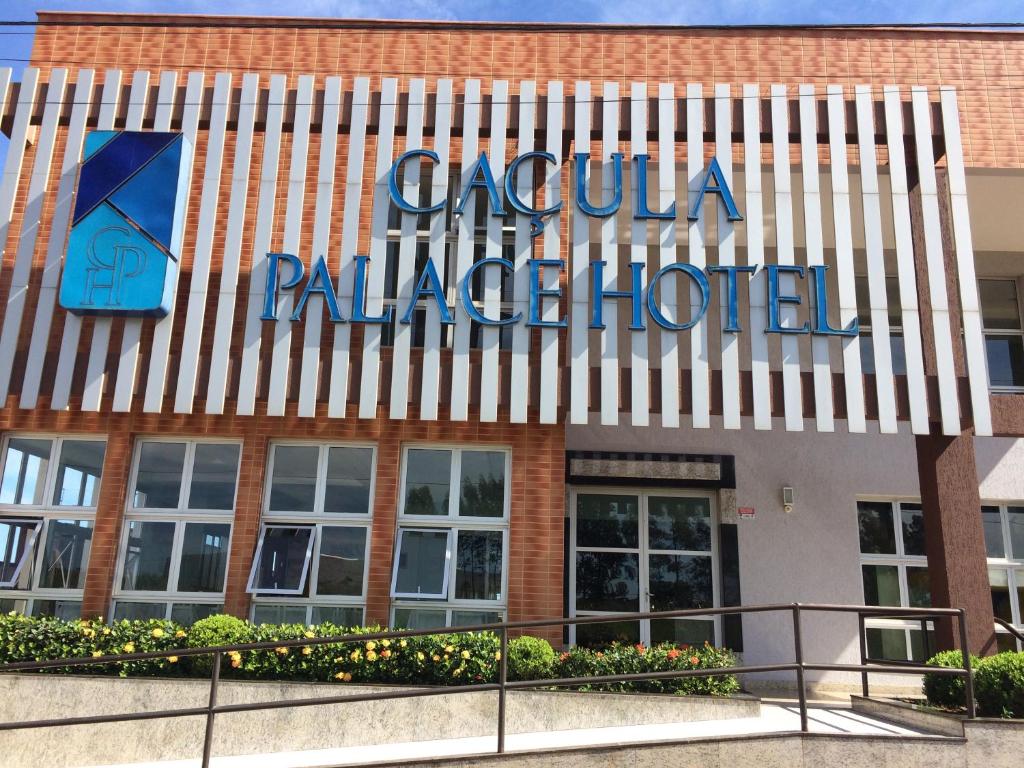 a building with a sign for a paladin hospital at Caçula Palace Hotel in Catalão