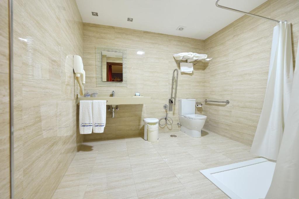 Koupelna v ubytování Hotel Puente de La Toja