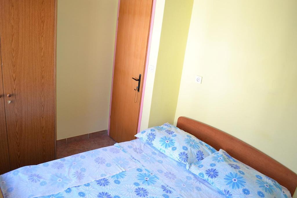 Postel nebo postele na pokoji v ubytování Apartmani Delfin