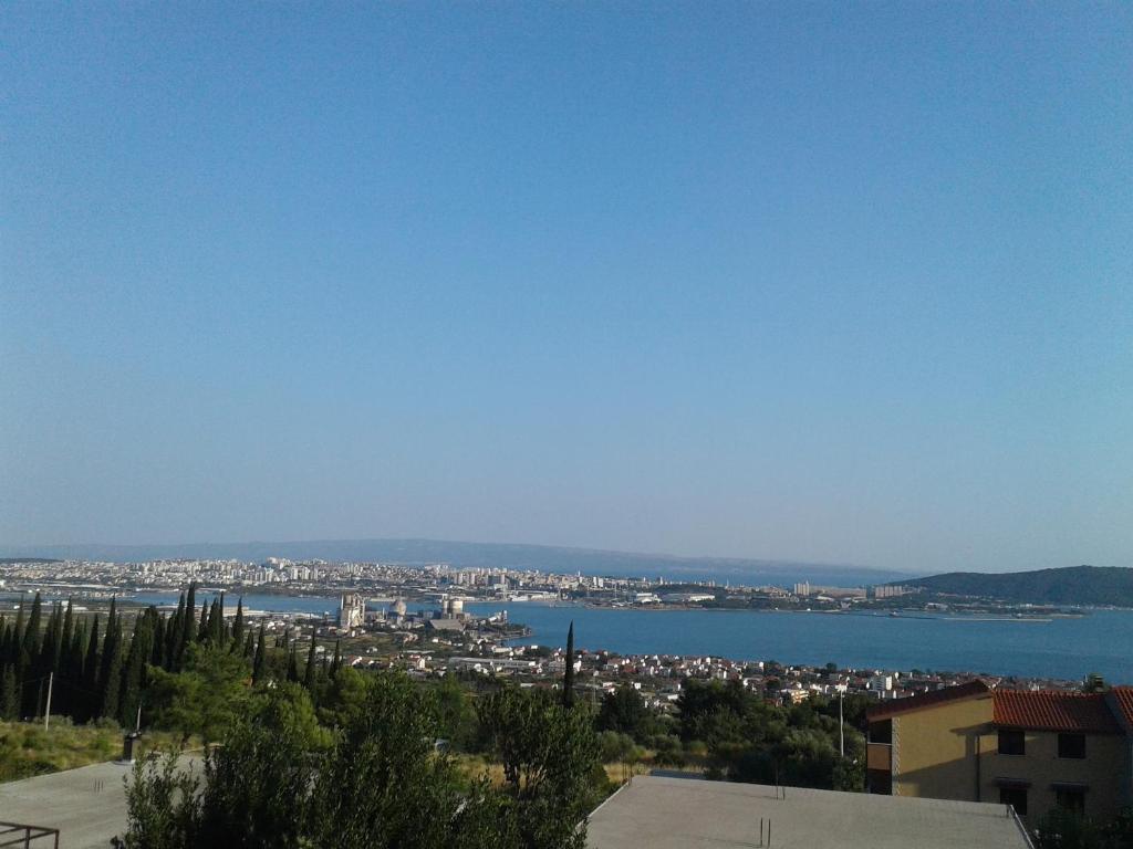 vista su una città e su una cassa d'acqua di Tor Holiday House a Kaštela (Castelli)