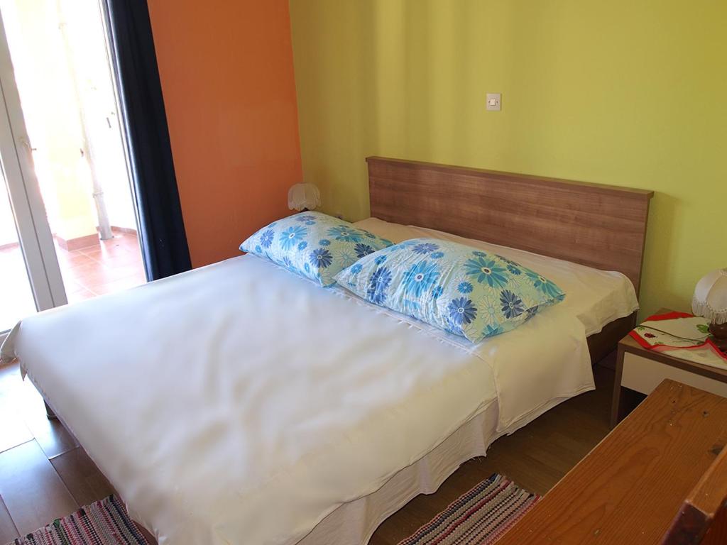 Postel nebo postele na pokoji v ubytování Apartmani Delfin