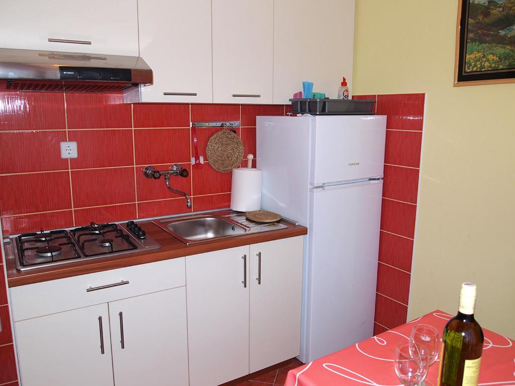 Kuchyň nebo kuchyňský kout v ubytování Apartmani Delfin