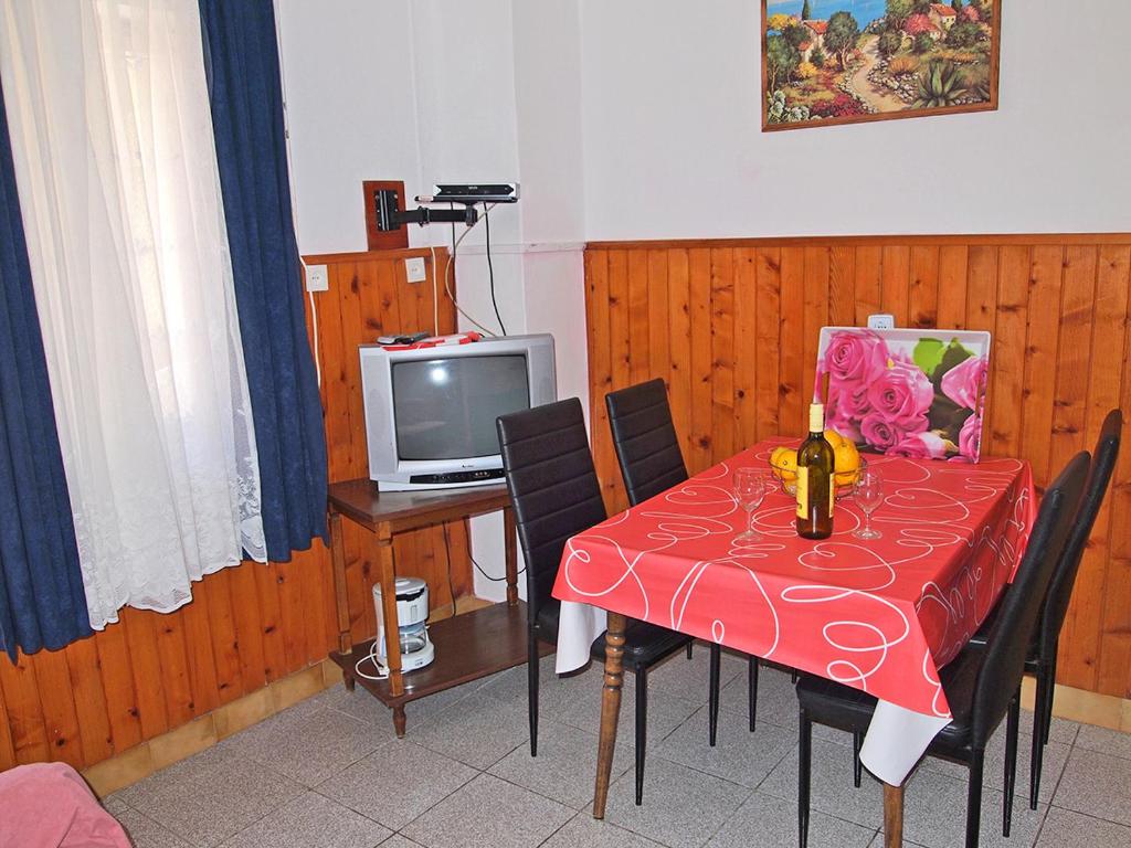 TV a/nebo společenská místnost v ubytování Apartmani Delfin