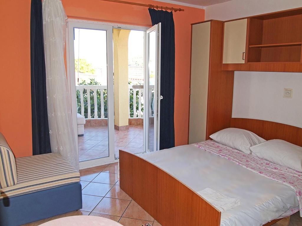 Postel nebo postele na pokoji v ubytování Apartmani Delfin