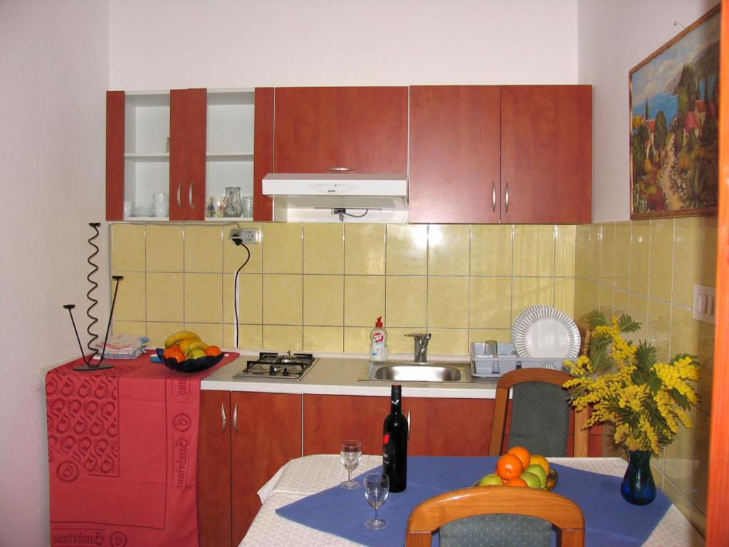 Kuchyň nebo kuchyňský kout v ubytování Apartmani Delfin