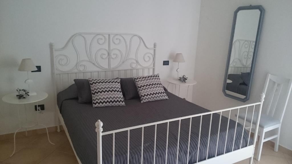1 dormitorio con 1 cama con espejo grande en Villa Venino en Moneglia