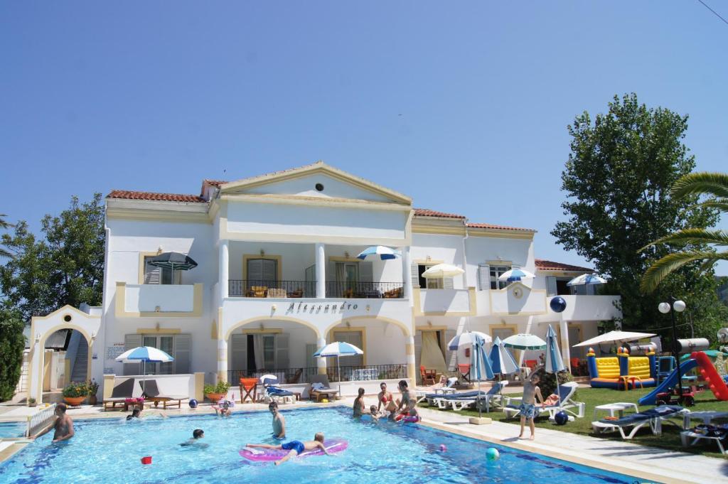 een groep mensen in het zwembad van een hotel bij Alessandro in Sidari