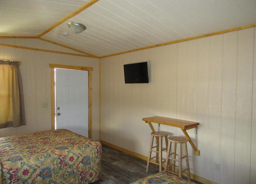 TV a/nebo společenská místnost v ubytování Big Bear Motel