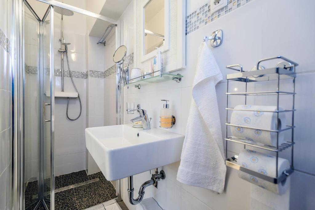 bagno bianco con lavandino e doccia di Apartment Old Cottage a Zara (Zadar)