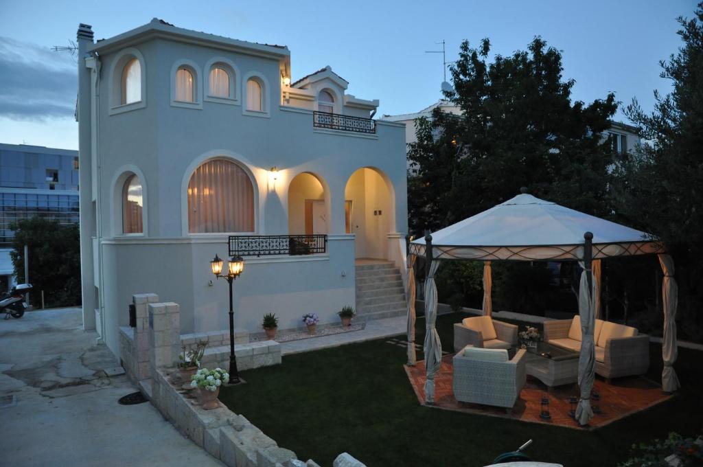 una casa con cenador en el patio en Holiday Home Sime & Cvita en Split