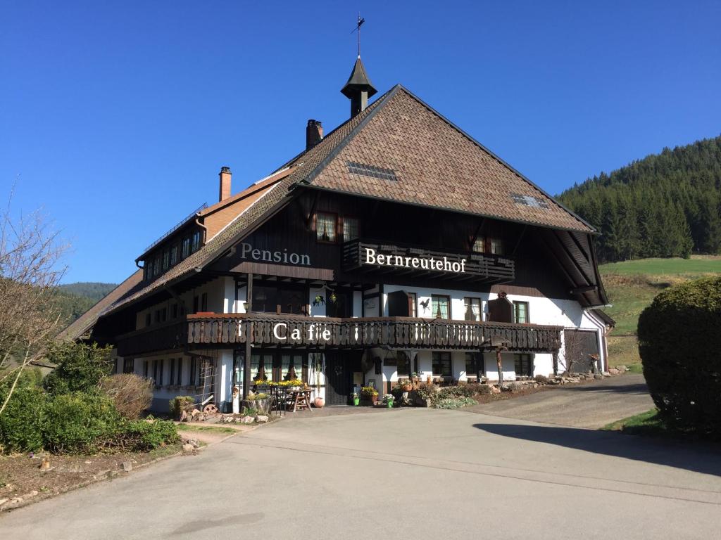 ein großes Holzgebäude mit einem Gambrel in der Unterkunft Café - Pension Bernreutehof in Vöhrenbach