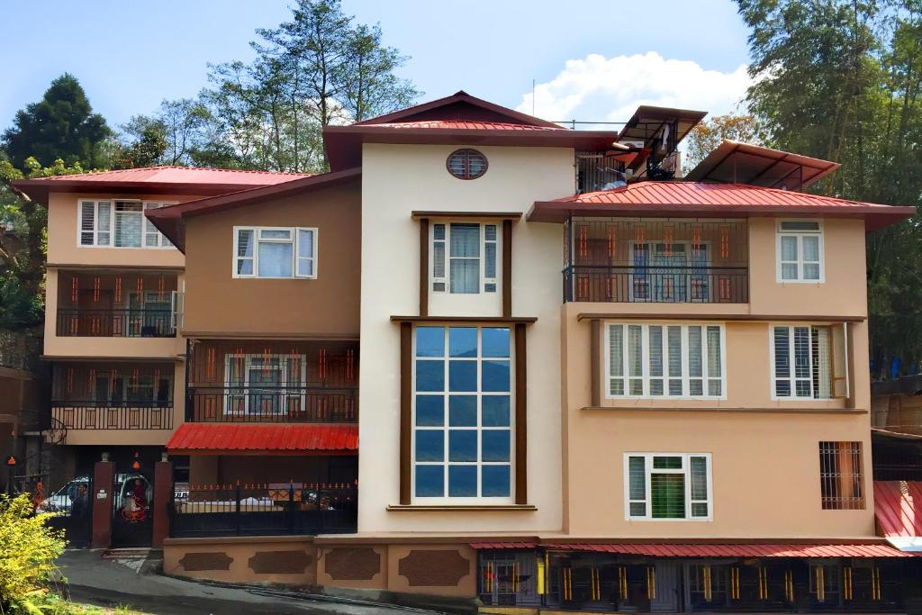 uma casa com um telhado vermelho em Kashyap Kunj em Gangtok