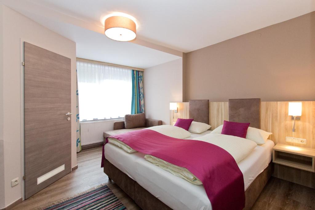 ein Schlafzimmer mit einem großen Bett und einem Fenster in der Unterkunft Hotel Das Junior by MAX 70 in Salzburg