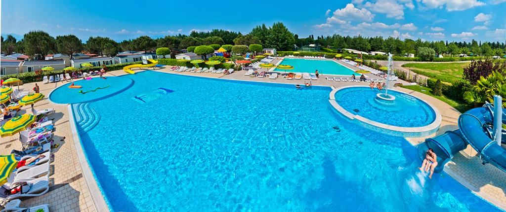 Bazén v ubytování Le Palme Camping & Village nebo v jeho okolí