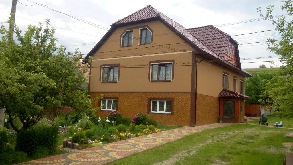 una casa con un jardín delante de ella en Sadyba Gostynniy Dvir, en Izky