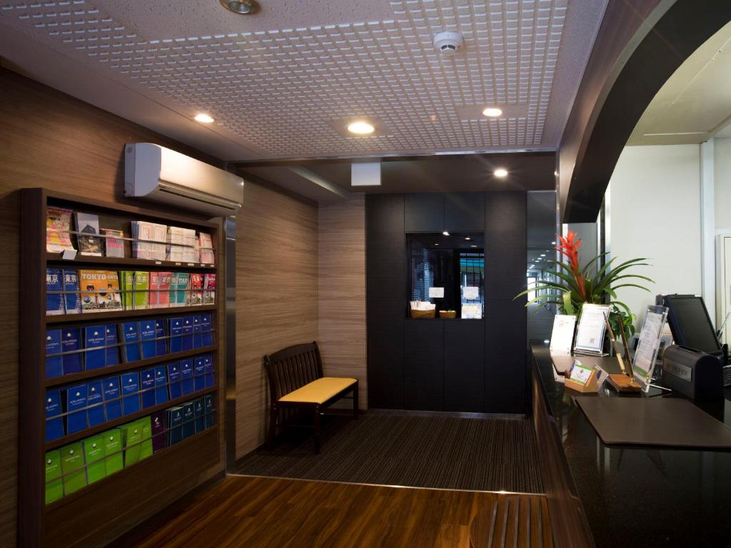 a waiting room with a cash register and a waiting roomasteryasteryasteryasteryastery at FLEXSTAY INN Shinagawa in Tokyo