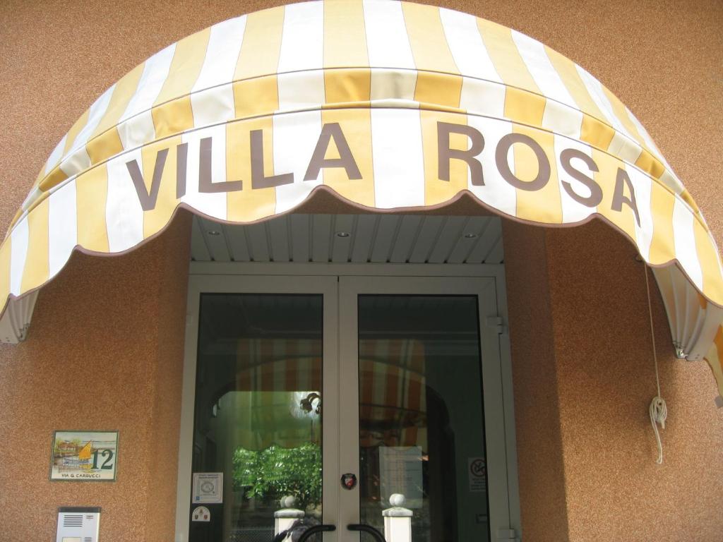 een bordje over de ingang van een villa-rozak bij Hotel Villa Rosa in Grado