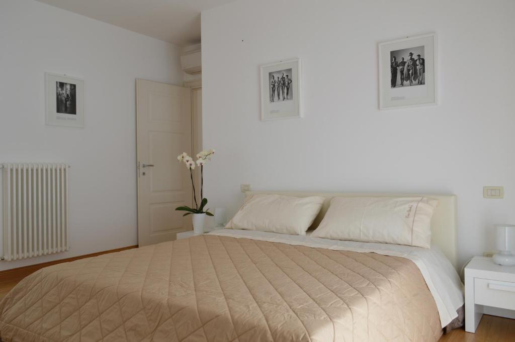 1 dormitorio con cama y pared blanca en Le Residenze di Via Lo Re, en Foggia