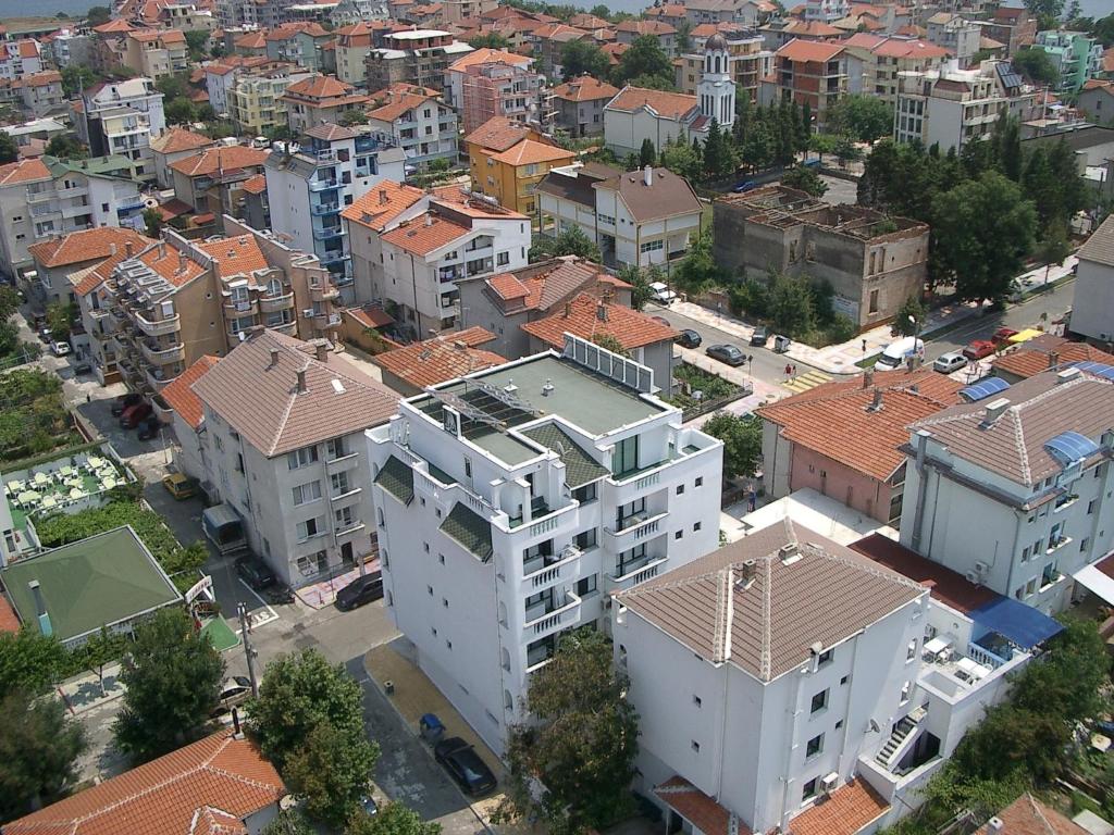 Nespecifikovaný výhled na destinaci Primorsko nebo výhled na město při pohledu z hotelu