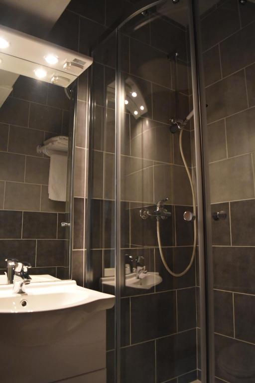 un bagno con doccia e lavandino di Résidence Le Fontenay a Plateau dʼAssy