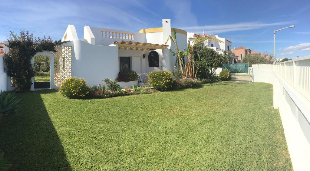 Gallery image of Villa Marfim - Lagos - Praia Dona Ana in Lagos