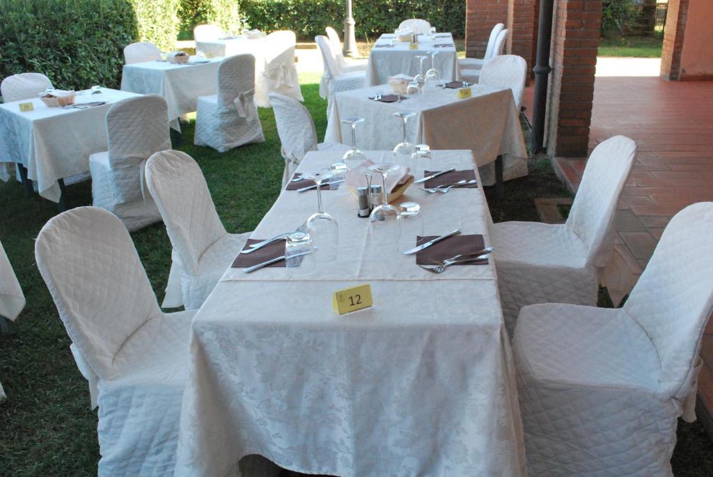 A restaurant or other place to eat at Hotel Borgo degli Olivi