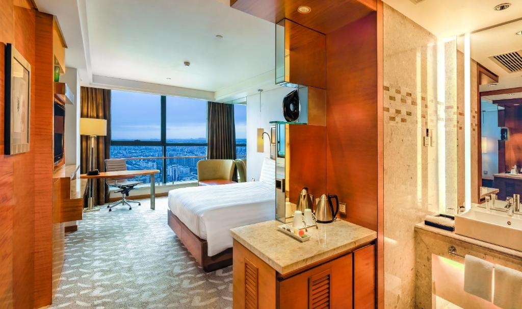 Postel nebo postele na pokoji v ubytování Swissotel Foshan, Guangdong - Free shuttle to Canton Fair