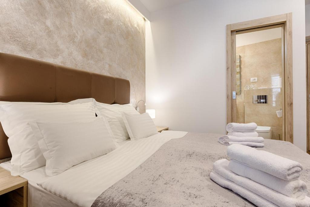 Postel nebo postele na pokoji v ubytování Central Pearl by Nono Ban Rooms