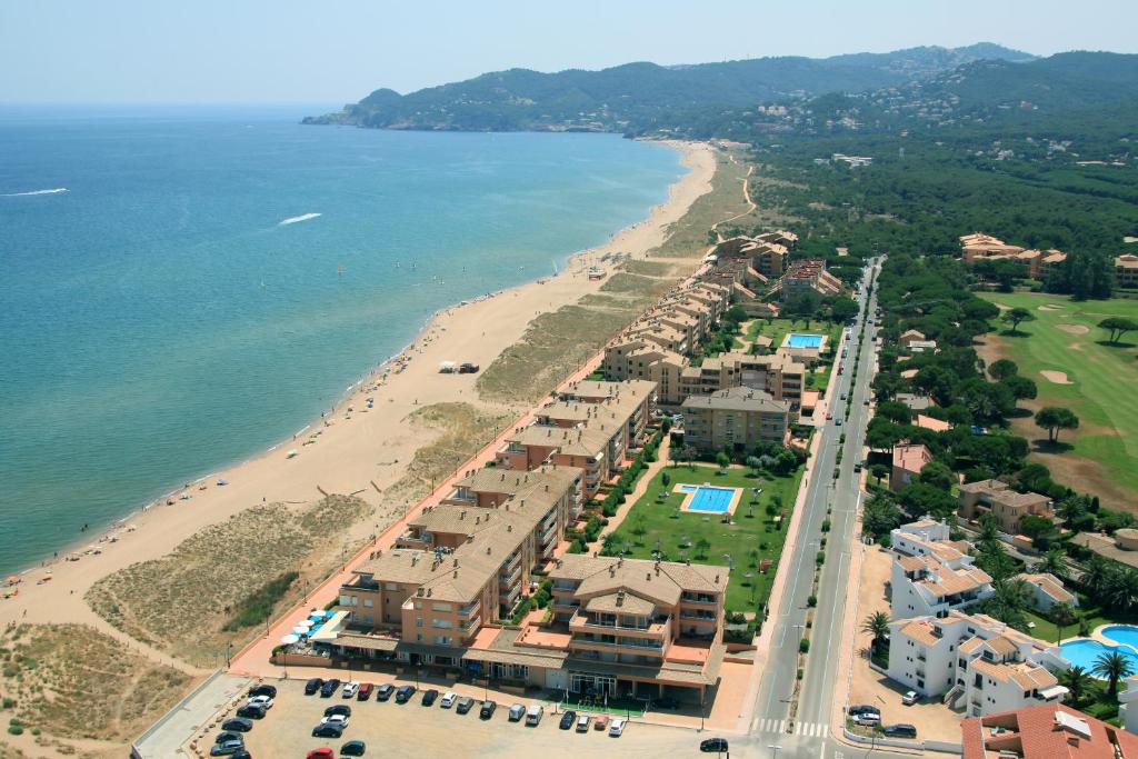 - une vue aérienne sur un complexe et la plage dans l'établissement Apartaments Golf Mar, à Pals