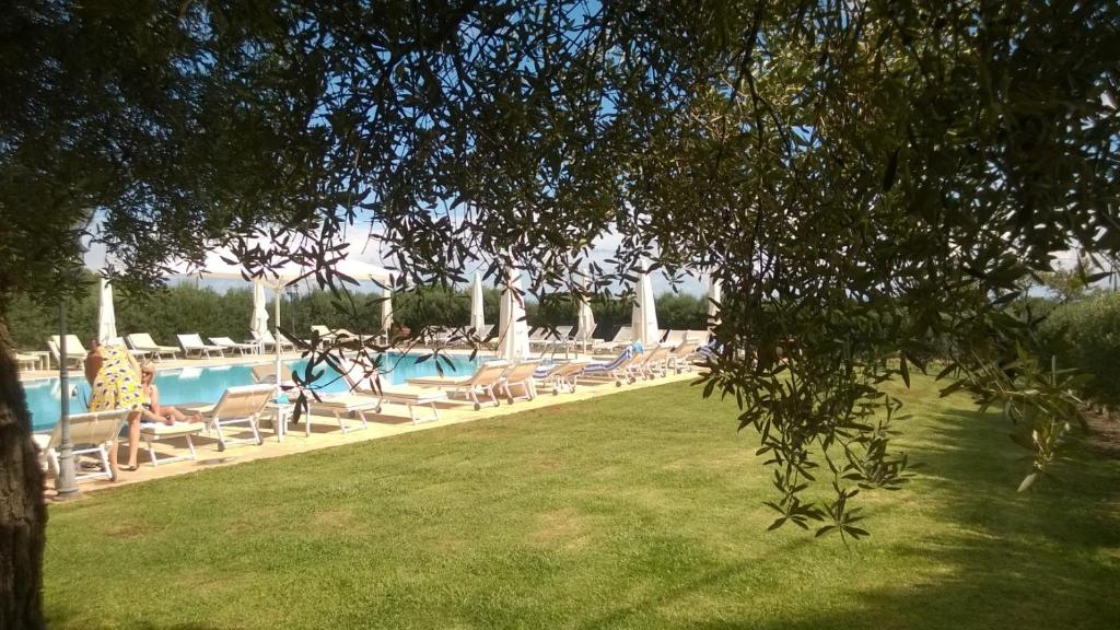Bazén v ubytování Masseria Salamina nebo v jeho okolí