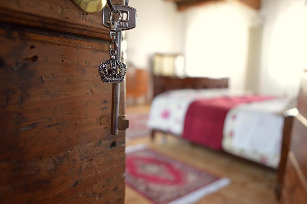 Una puerta a una habitación con 1 dormitorio con 1 cama en B&B Elizabeth, en Ponte di Piave